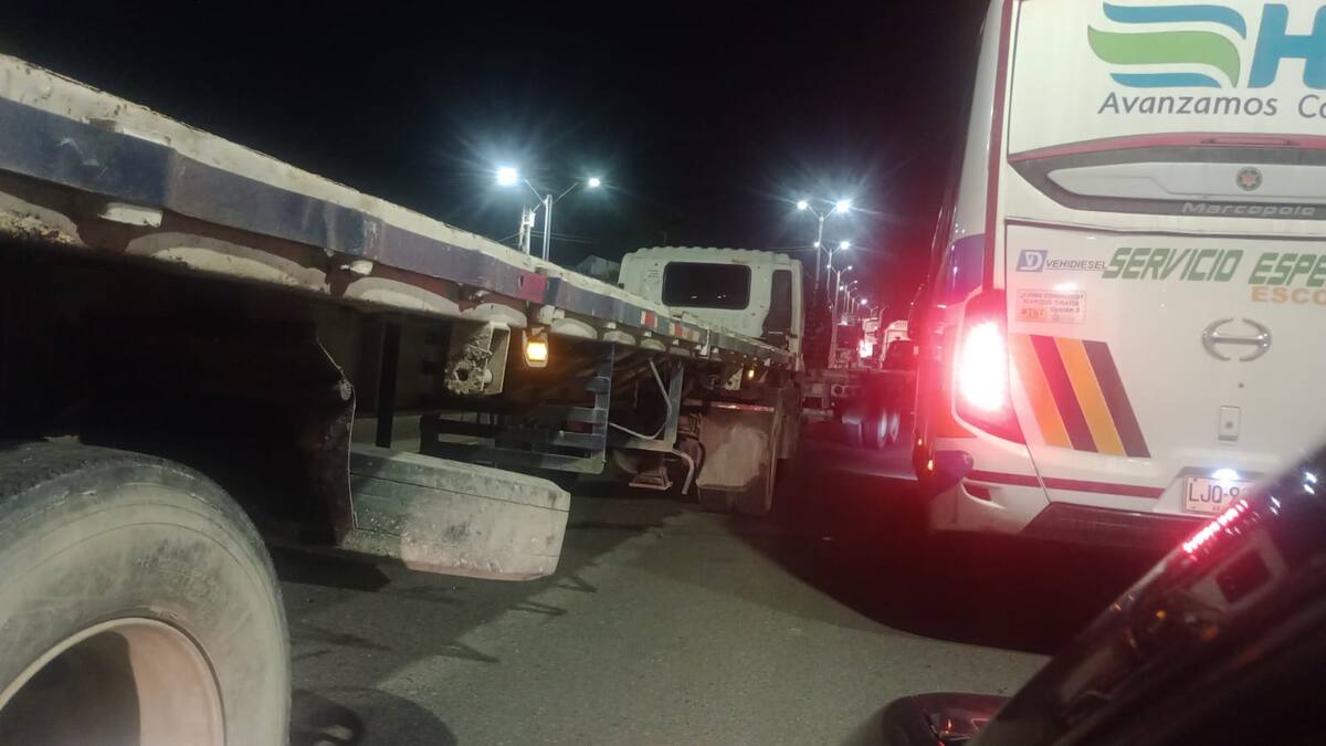 Monumental trancón en la vía Mamonal por cuenta de un bloqueo a la altura de la empresa Copetrán, cerca a Albornoz. // Cortesía.
