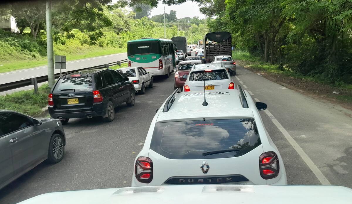 Caos vehicular en Turbaco, Bolívar, por protesta ante emergencia sanitaria en varios barrios de ese municipio. // Julio Castaño - El Universal.