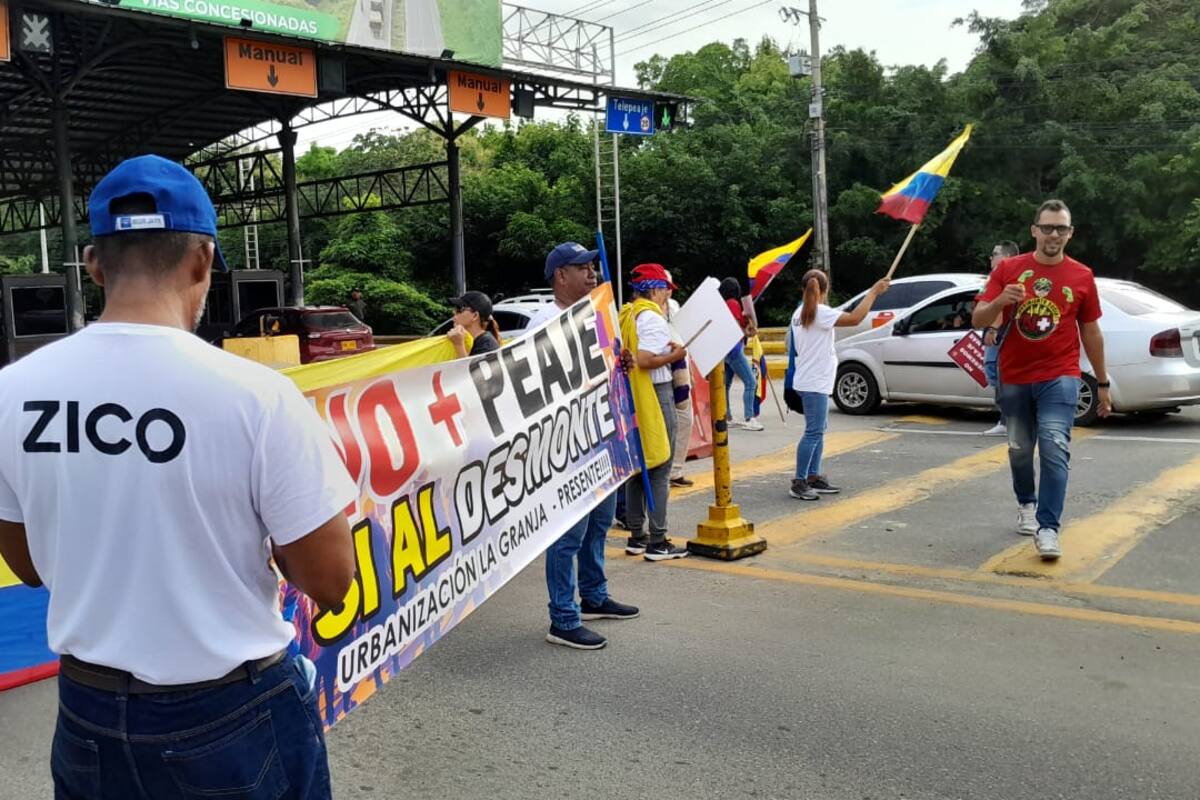 Manifestantes bloquean una vez más el paso por el peaje de Turbaco