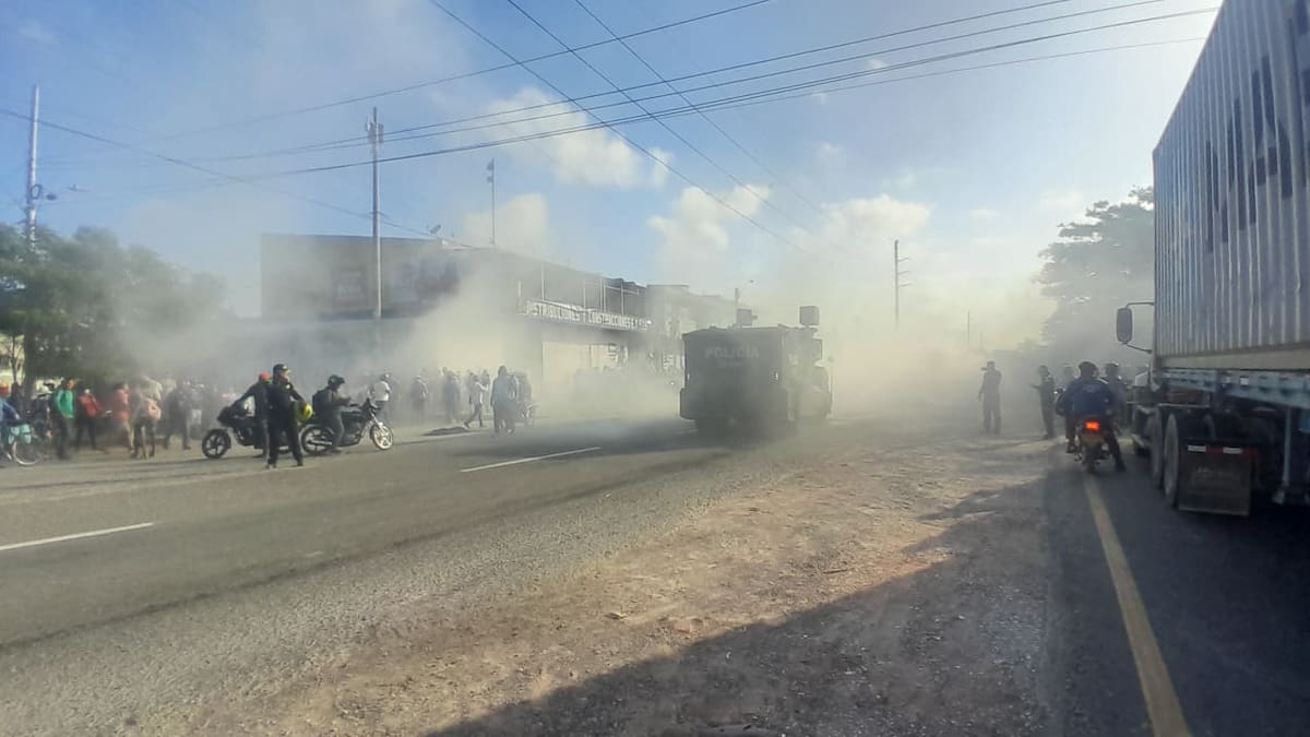 Bloqueo en vla vía La Cordialidad. // Foto: Julio Castaño - El Universal