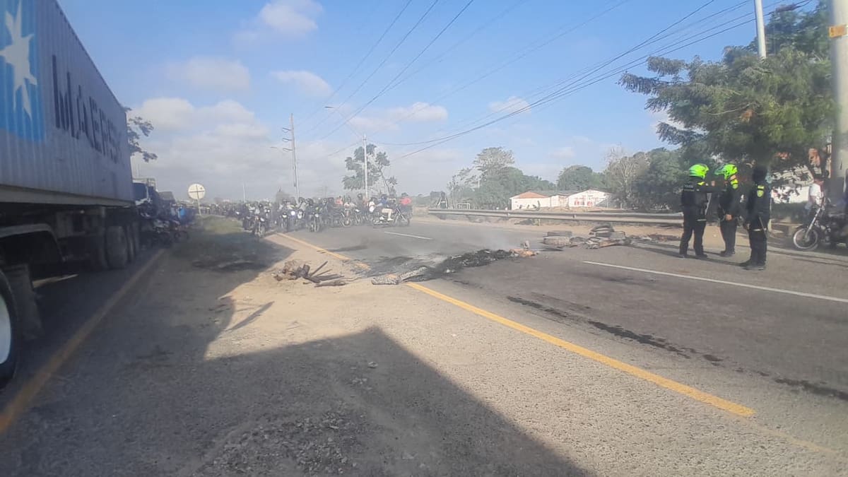 Bloqueo en vla vía La Cordialidad. // Foto: Julio Castaño - El Universal