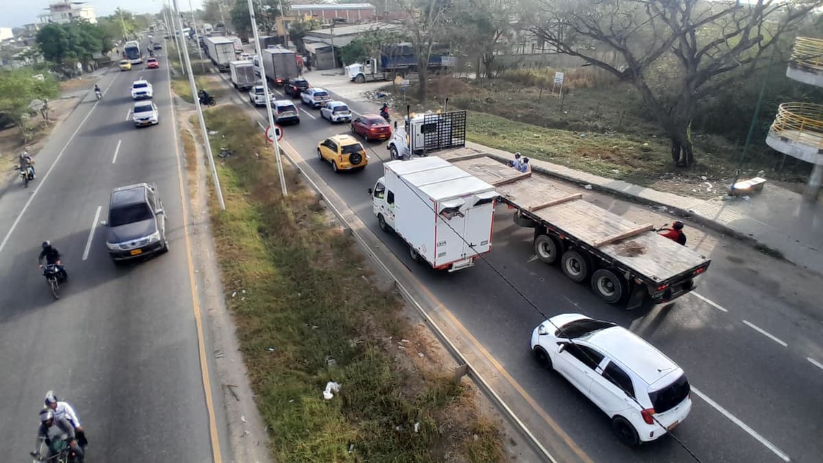 Bloqueo en vla vía La Cordialidad. // Foto: Julio Castaño - El Universal