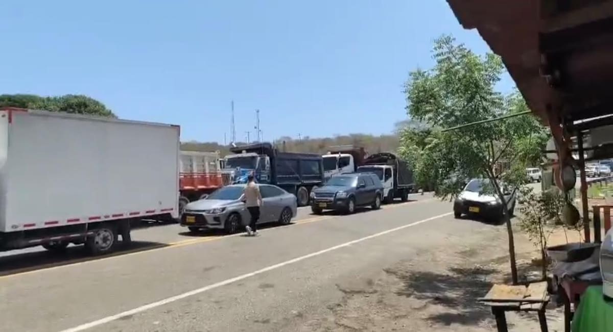 Trancón monumental en la vía Cartagena - Barranquilla, en la Vía al Mar, tras bloqueo de vendedores de Loma de Arena. // Foto: captura de video de Cortesía.