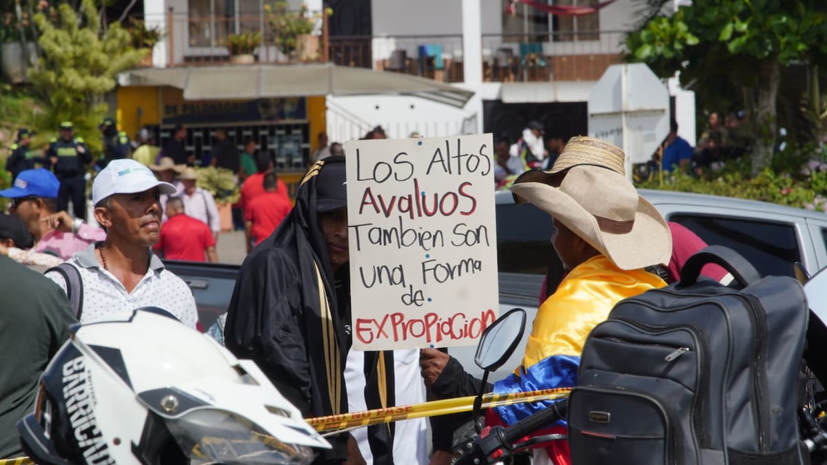 Los ciudadanos protestan por el aumento en los avalúos catastrales y en la disparada de los cobros del impuesto predial. // Foto: Cortesía - Marco Valencia - VANGURDIA.