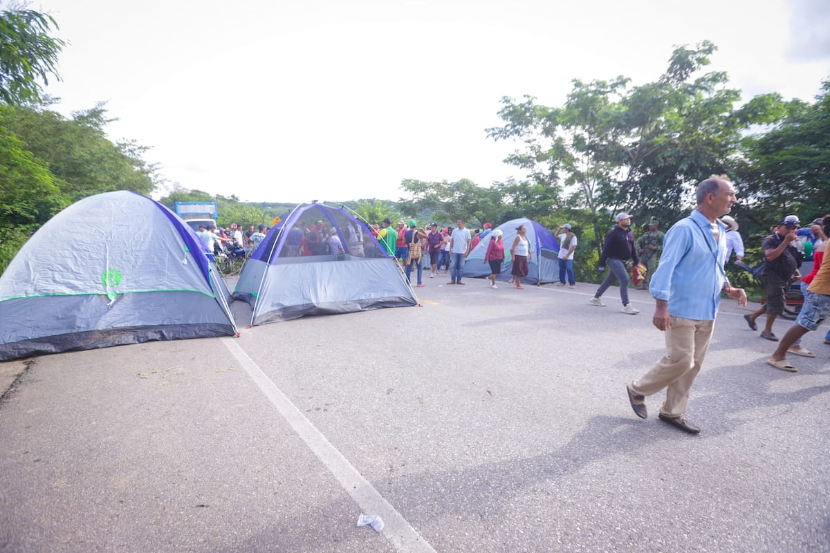 Habitantes de El Carmen de Bolívar bloquean la vía Troncal de Occidente. // Cortesía.