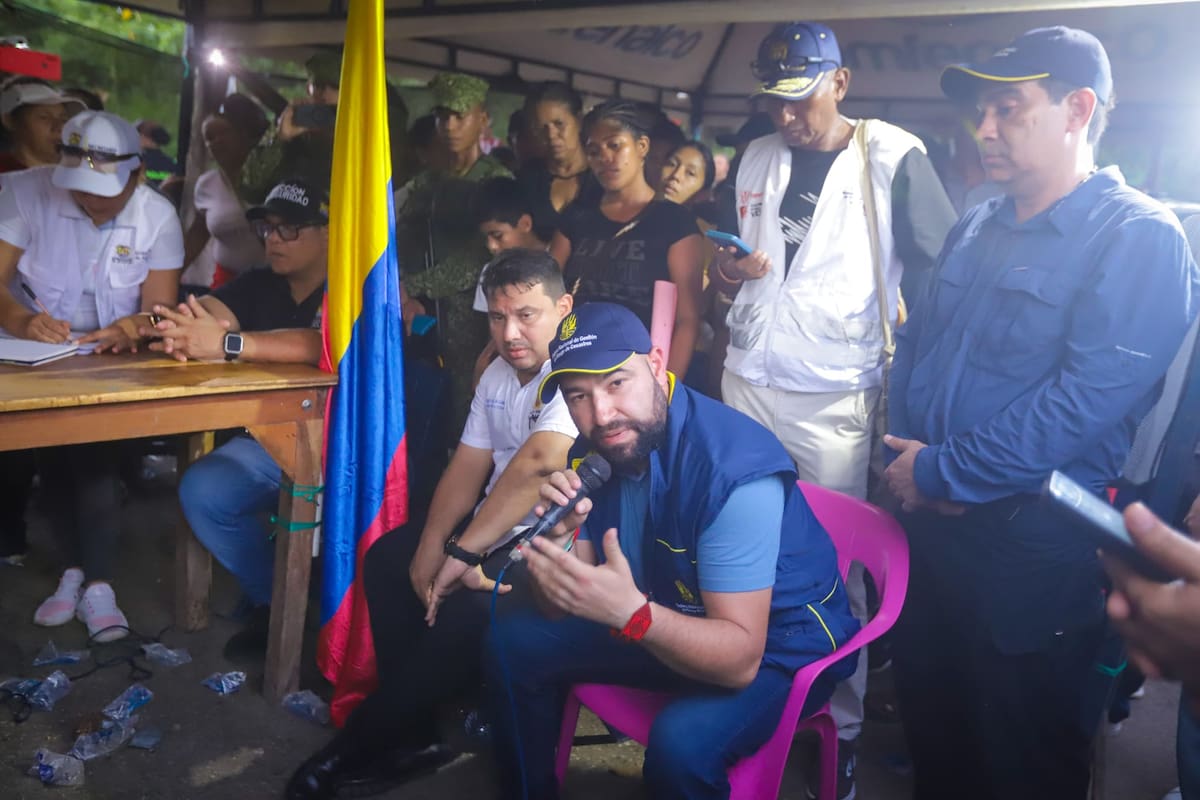 Funcionarios de la Unidad Nacional de Gestión del Riesgo de Desastres (Ungrd) en medio de la mesa de negociación con los habitantes de El Carmen de Bolívar. // Cortesía.