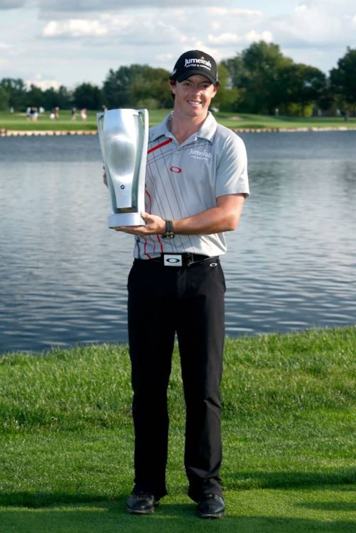 Rory McIlory se alzó ayer con el trofeo de campeón del torneo de golf de la PGA en In-dianápolis. AFP