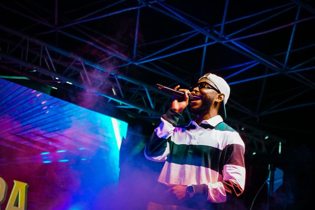 Bobby Sierra celebra éxito global con Blessd: #1 en Colombia y Top 5 mundial