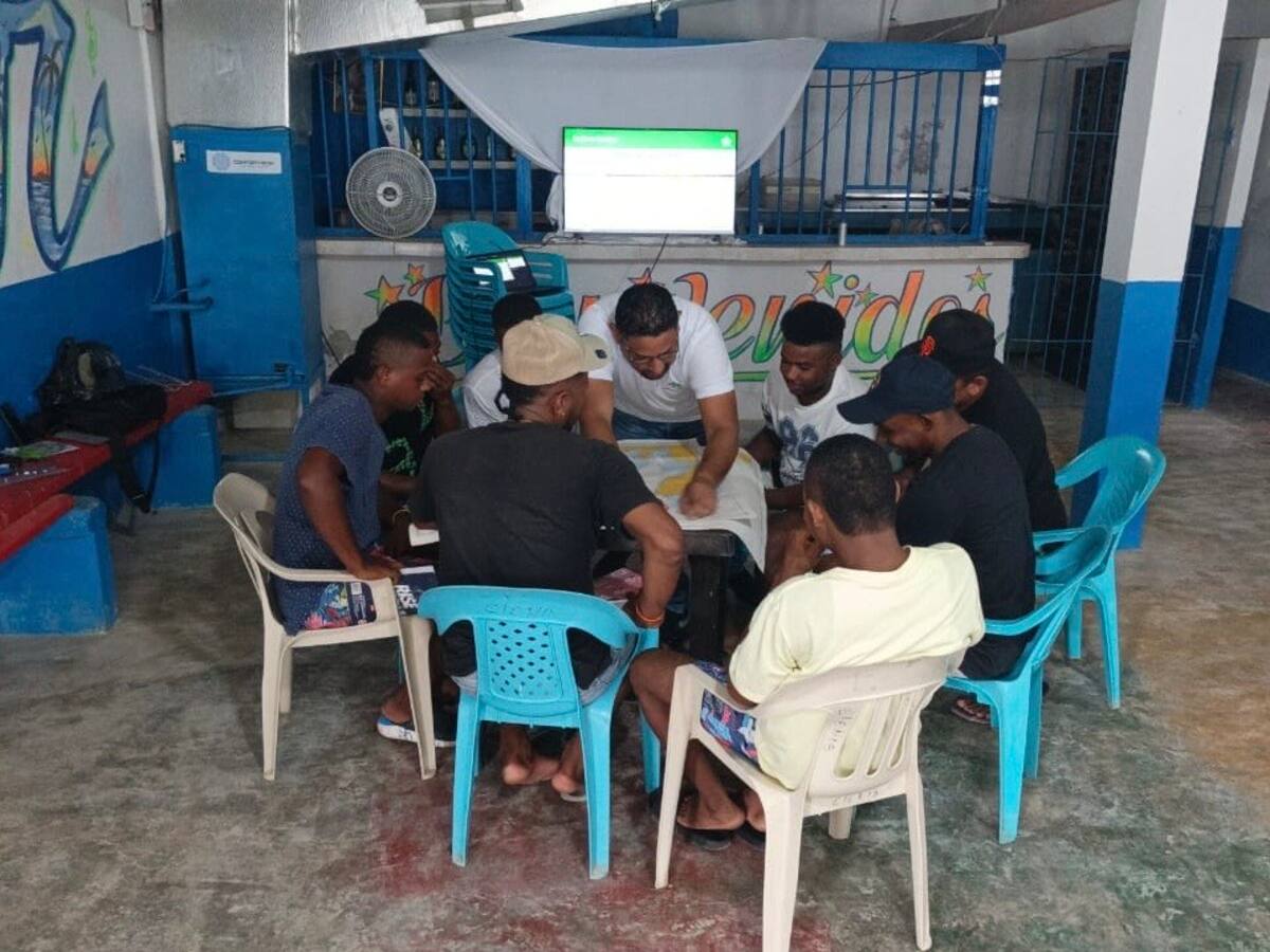 Los jóvenes reciben sus clases en una cantina. // Cortesía