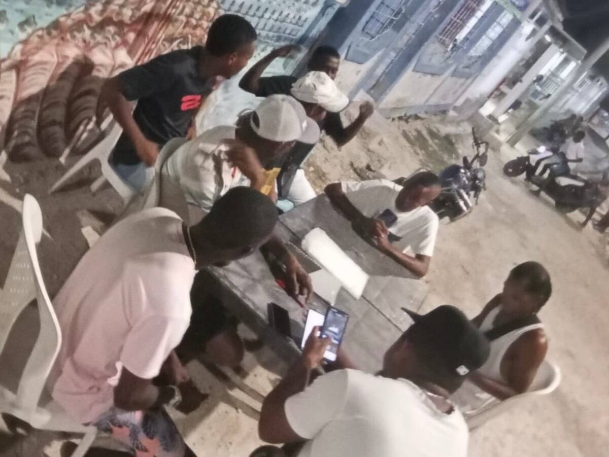 En ocasiones, a los jóvenes les toca hacer sus talleres en la calle. // Cortesía