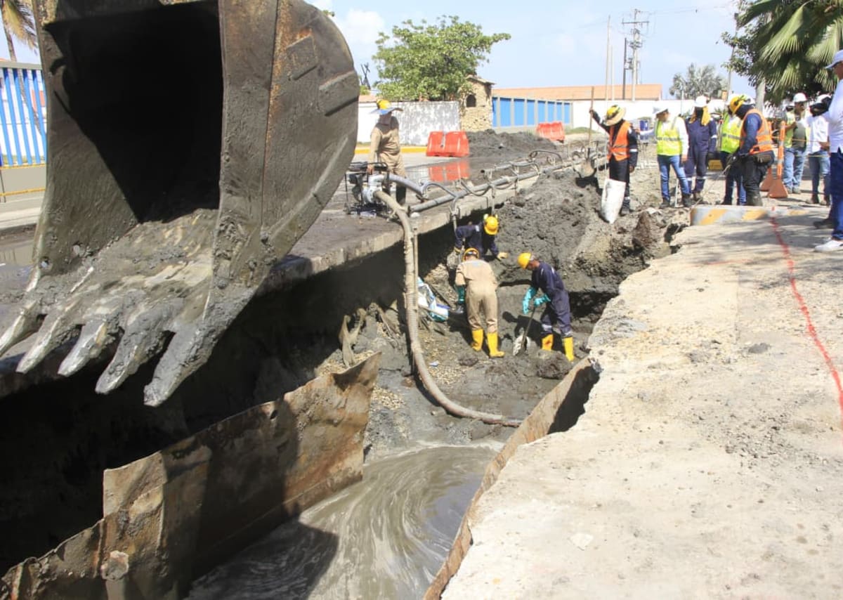 El alcalde de Cartagena, Dumek Turbay Paz, llegó hasta Bocagrande para constatar en terreno el desarrollo de este proyecto denominado “4 en 1”. // Foto: Julio Castaño.
