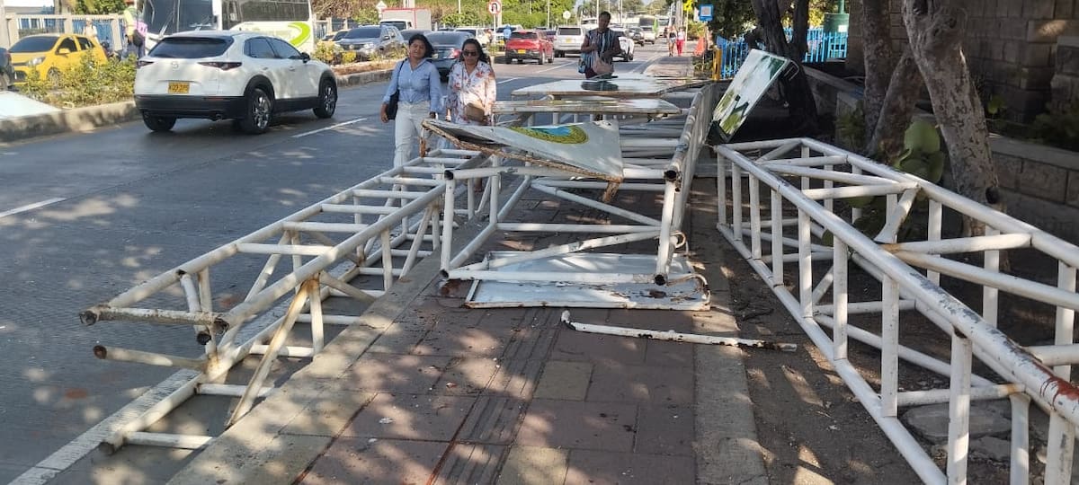 Esta fue la estructura que se cayó en la Avenida San Martín. // Foto: Oscar Díaz - El Universal.