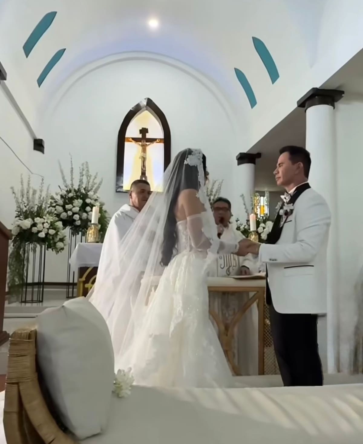 Con un esmoquin blanco y un vestido de encaje con velo bordado, Jhonny Rivera y Jenny López protagonizaron una boda que conmovió a sus seguidores en Risaralda.
Foto tomada de: Pantallazo de video en Instagram