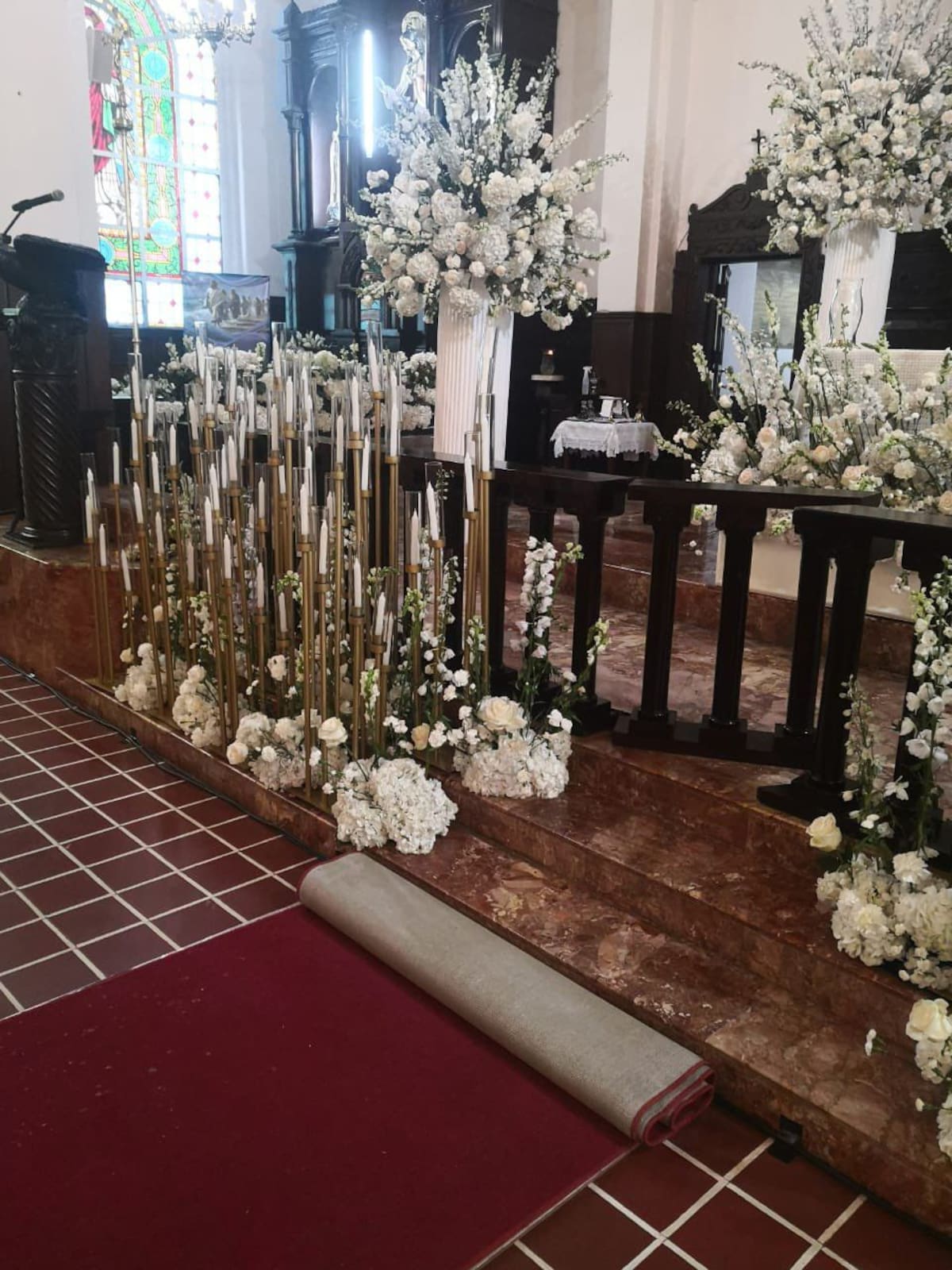 Una de las primeras imágenes de la decoración en la iglesia de la boda de Luis Díaz y Gera Ponce. // Foto: redes sociales.