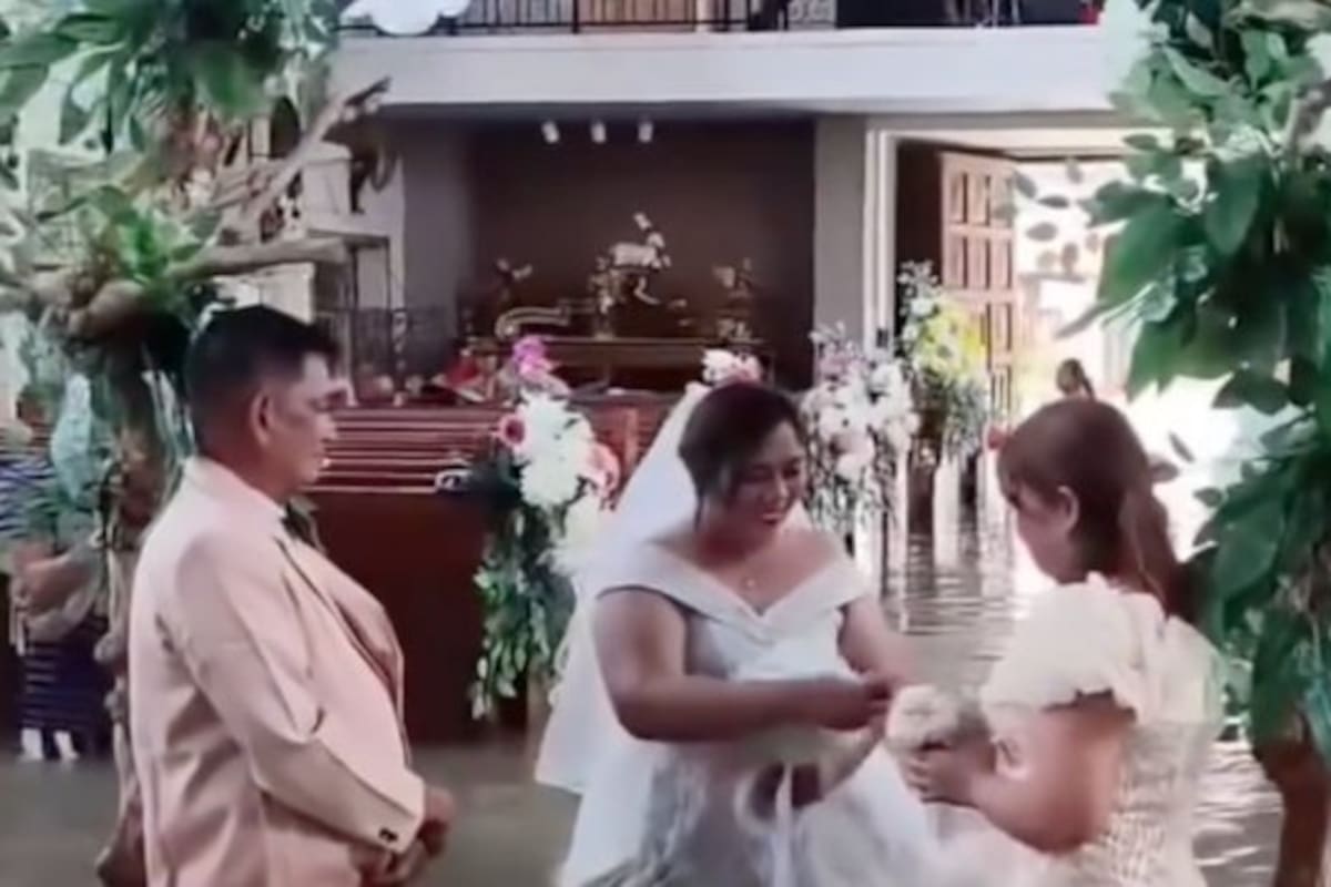 Amor contra viento y marea: novios se casaron en una iglesia inundada