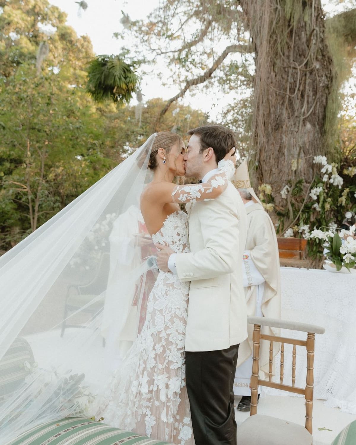 Esteban Santos y Gabriela Tafur se casaron en un cañaduzal en Cali, Colombia. //Foto: IG @gabrielatafur