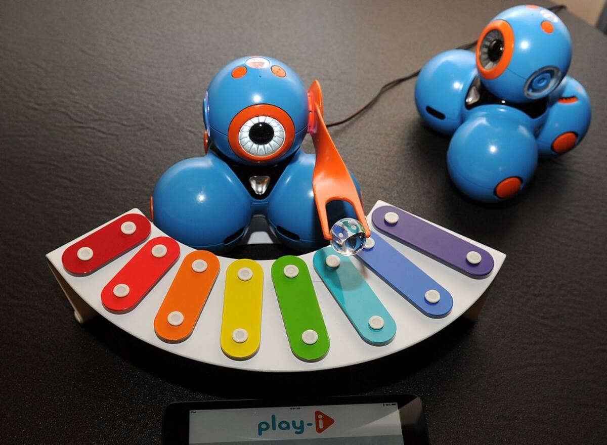 "Bo" es un robot de tres ruedas para los niños que mueve el brazo para tocar una melodía. Este jugeute es mostrado en el CES 2014 por Play-i's AFP ROBYN BECK