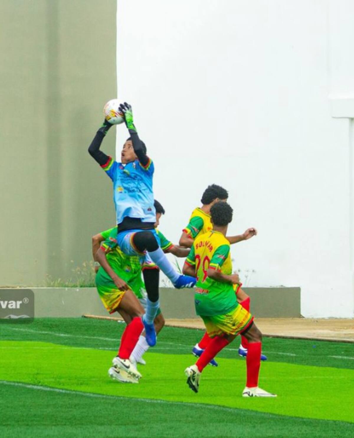 La selección Bolívar de fútbol en juego amistoso venció a Sucre 3-1. //Cortesía