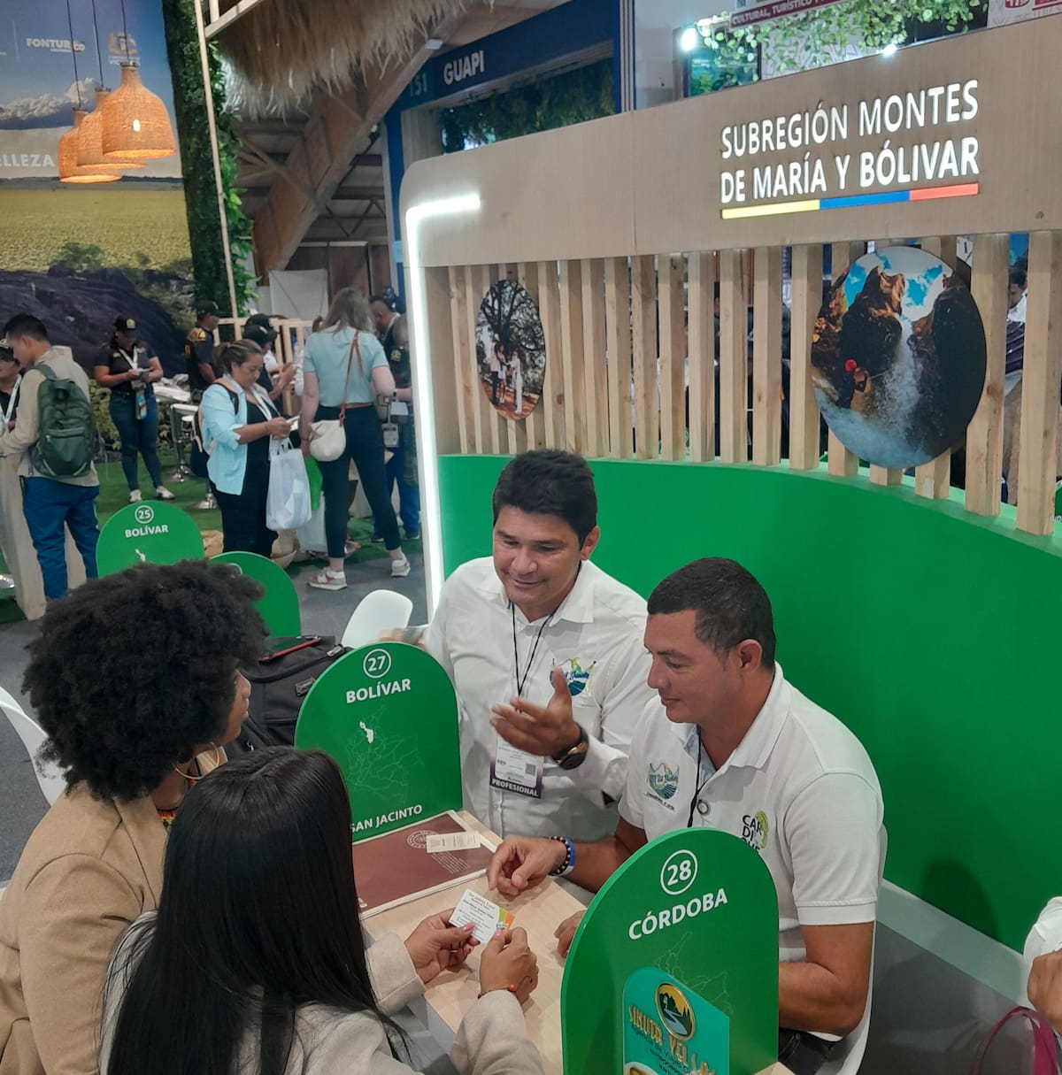 Edwar Manuel Guerrero, representante legal y Edinson Guzmán, gerente de San Jacinto Travel, en el stand de 'Destinos de Paz', en la Vitrina Turística de Anato. //Foto: HFA - El Universal
