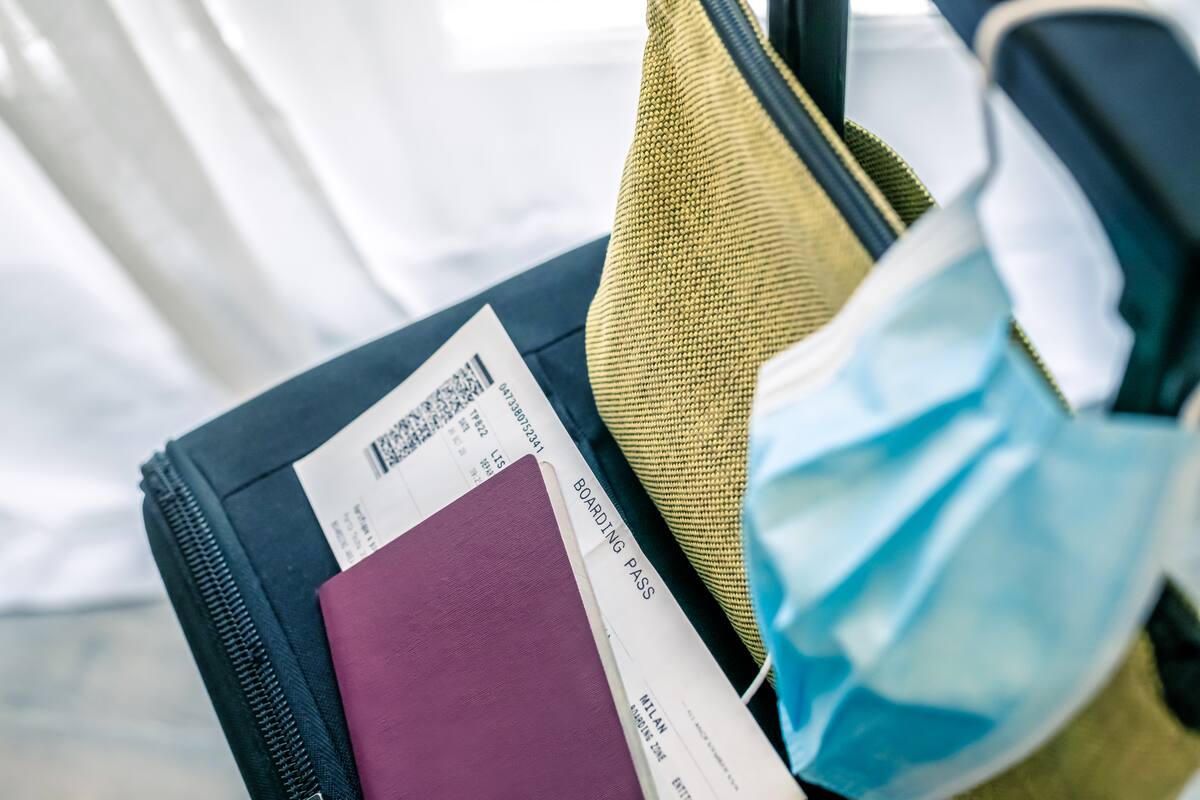 Bolsa de carretilla de equipaje lista para viajar. //Freepik.