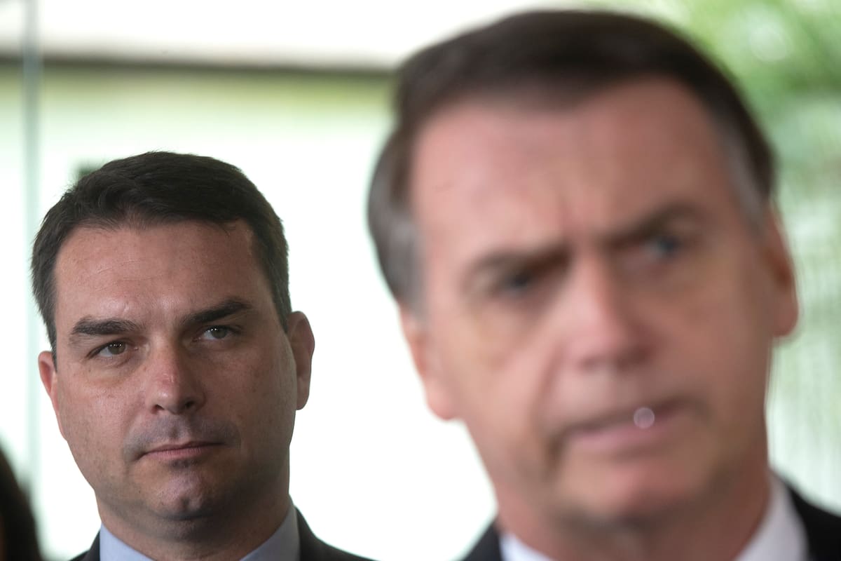 Desde la cárcel, Bolsonaro reafirma a su hijo como candidato presidencial en 2026