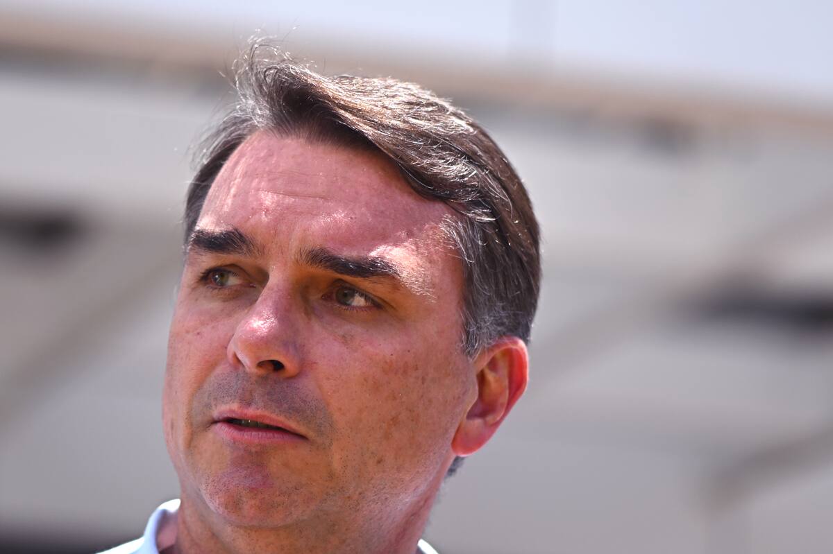 El senador Flávio Bolsonaro, hijo del expresidente brasileño Jair Bolsonaro, afuera del hospital donde fue trasladado su padre este viernes. // EFE/ Andre Borges