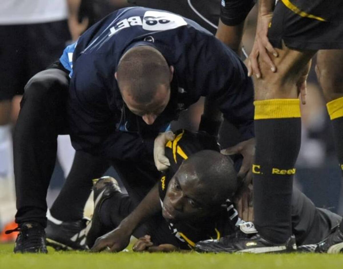 Los médicos del club Bolton corrieron hacia el terreno de juego para antendery reanimar a Patrice Muamba, quien se desplomó y cayó boca abajo cerca de la media cancha sin que hubiera jugadores cerca de él.