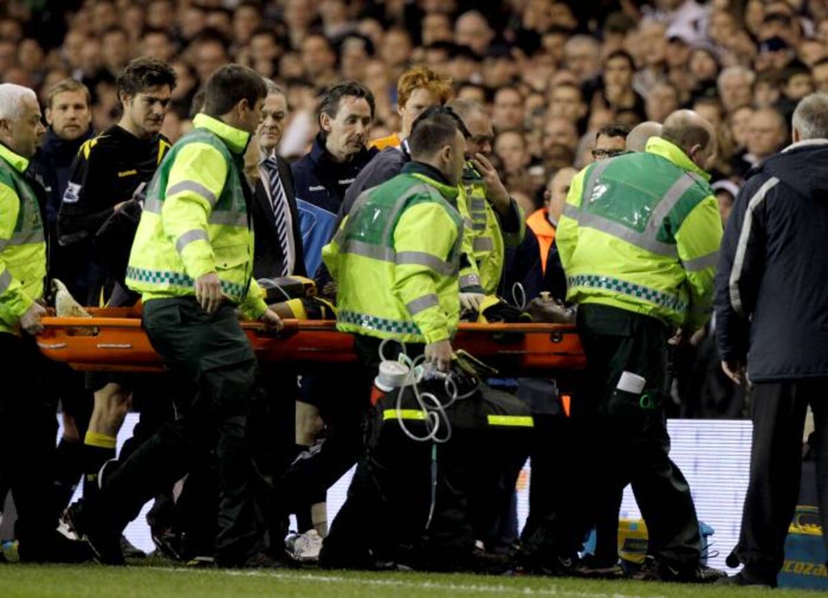 Fabrice Muamba cuando es atendido por el cuerpo médico. AP Matt Dunham