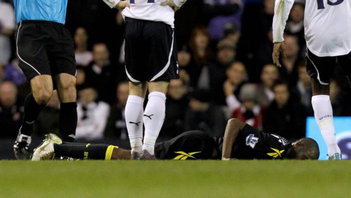 Fabrice Muamba sobre el césped. AP MATT DUNHAM