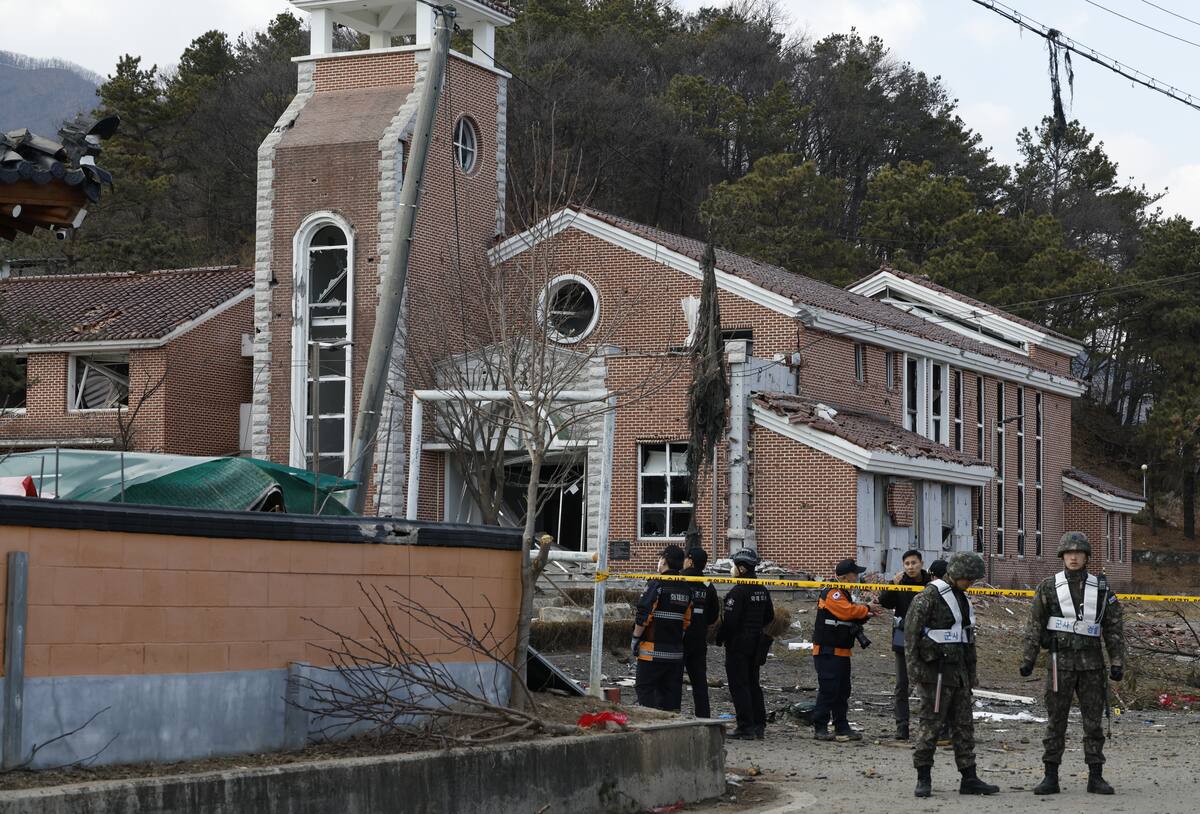 Soldados y personal de servicios de rescate se encuentran afuera de una iglesia en un pueblo, el lugar donde un avión de combate atacó accidentalmente, en Pocheon, Corea del Sur. //EFE