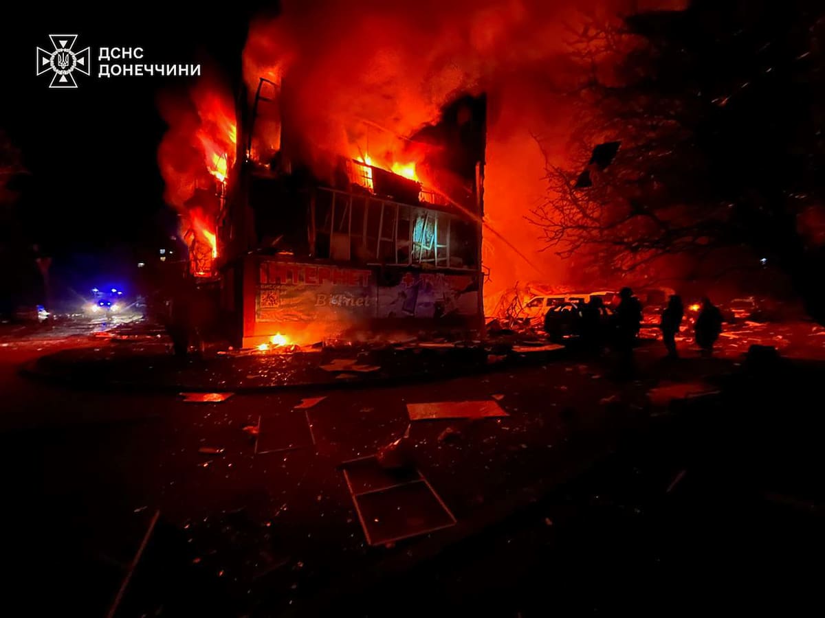 El Servicio de Emergencias de Ucrania, bomberos extinguen un incendio tras un ataque con cohetes rusos en Dobropillya, en la región de Donetsk, en el este de Ucrania. //AP