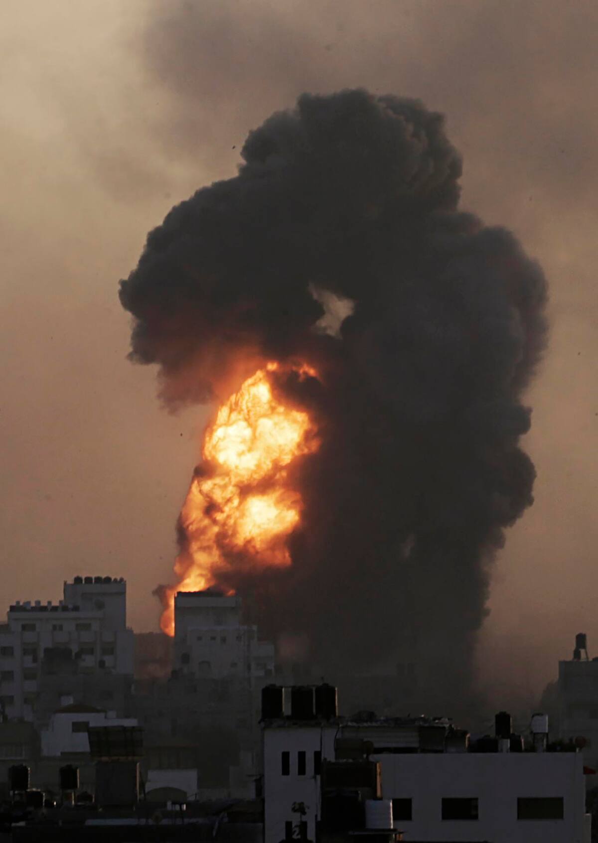 Imagen de archivo del impacto de un bombardeo israelí en Gaza. // Foto: EFE