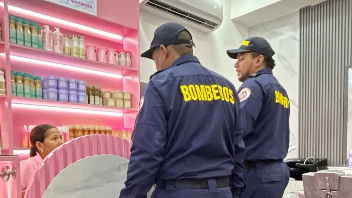 El Cuerpo de Bomberos de Cartagena continúa con su estrategia del 'Bombero Móvil', ofreciendo asesoría. // Foto: cortesía
