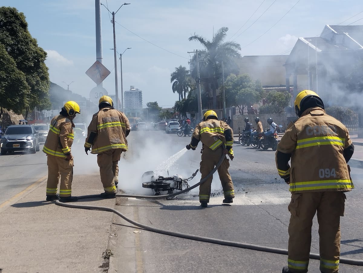 El Cuerpo de Bomberos llegó al lugar de los hechos para apaciguar el fuego que consumía a la moto de uno de los atracadores.
