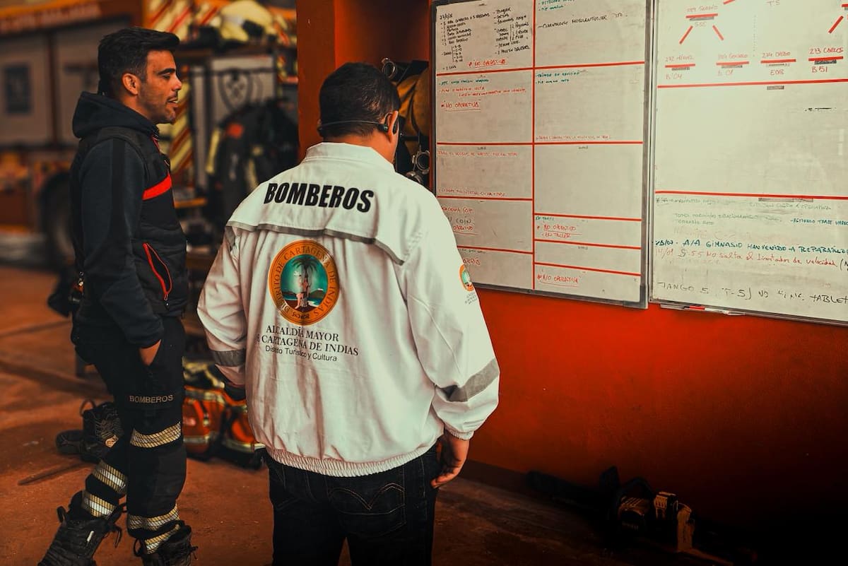 El Cuerpo Oficial de Bomberos del Distrito, en representación del director Jhony Pérez, firmó un memorando de entendimiento con Bomberos Búsqueda y Rescate de España. // Foto: Cortesía - Alcaldía de Cartagena.