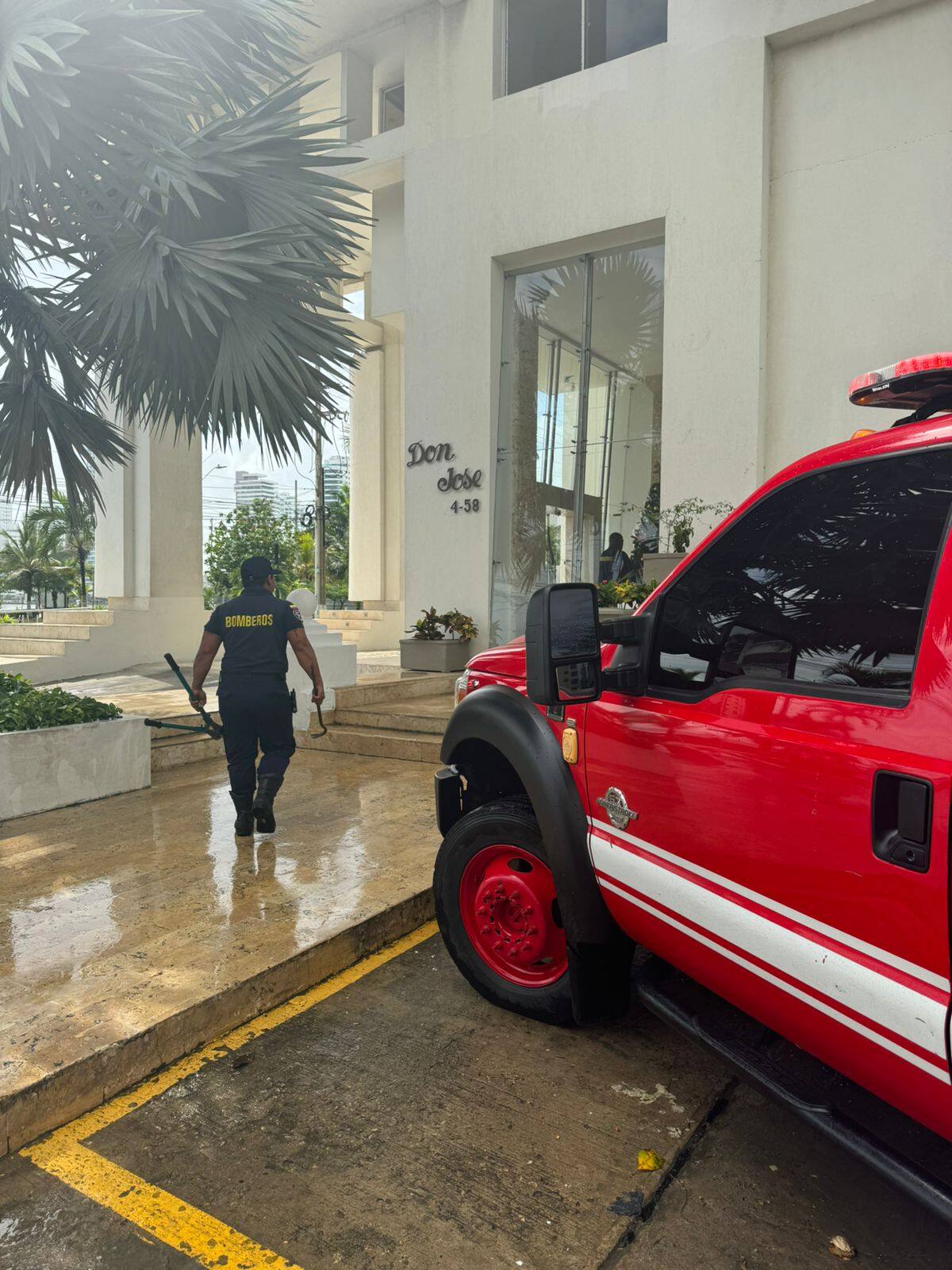 Bomberos rescataron a unas personas atrapadas en un ascensor en Bocagrande.//Foto: cortesía