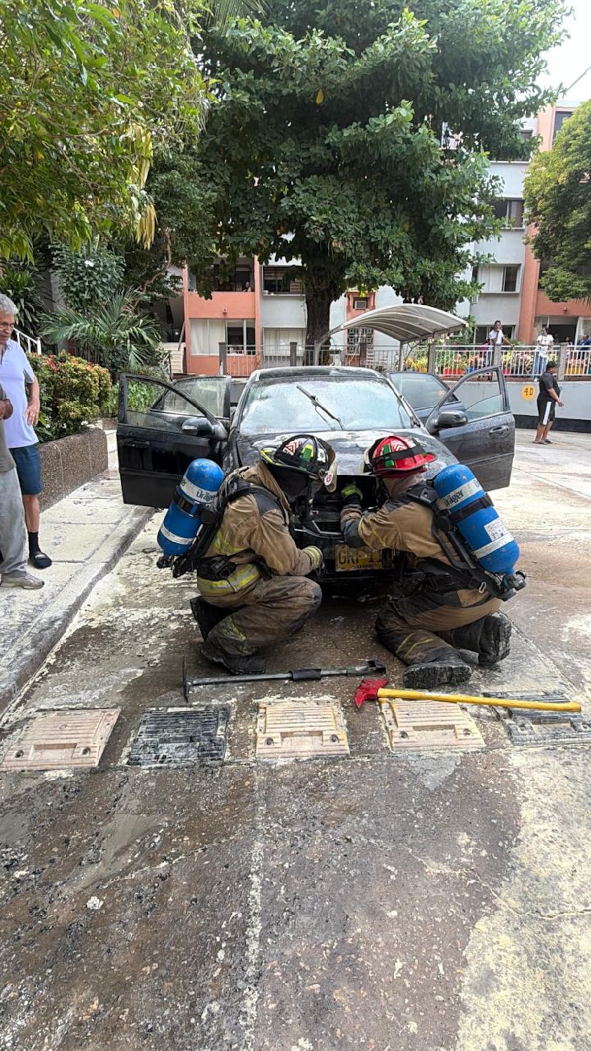 Bomberos de Cartagena controlan incendio de vehículo en parqueadero de conjunto residencial. // Foto: cortesía - Alcaldía de Cartagena