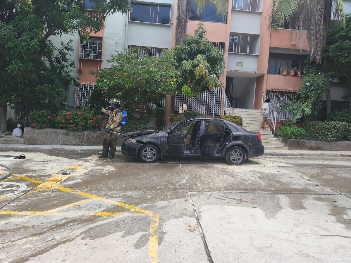 Bomberos de Cartagena controlan incendio de vehículo en parqueadero de conjunto residencial. // Foto: cortesía - Alcaldía de Cartagena