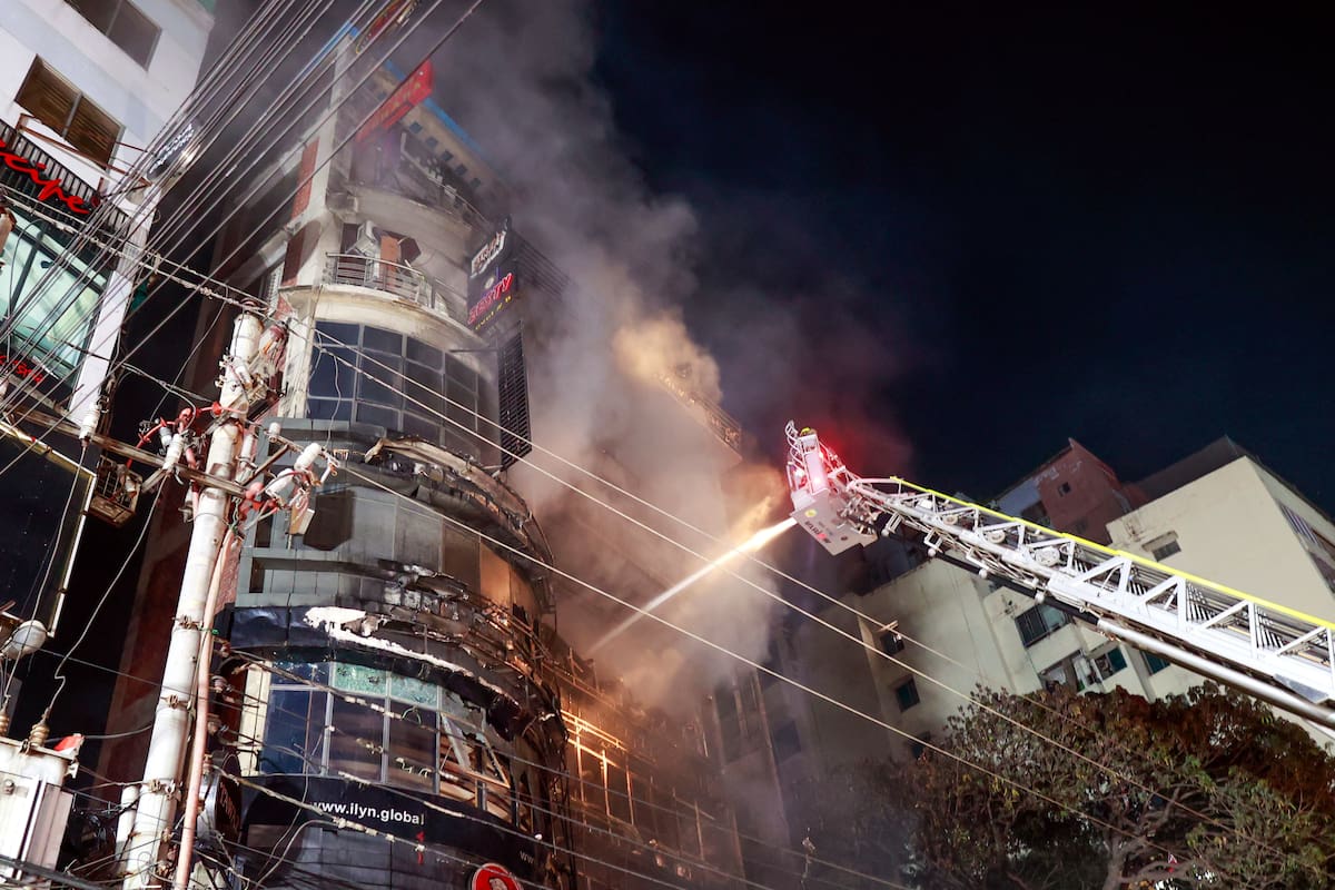 Video: trágico incendio en edificio en Bangladesh deja 43 muertos