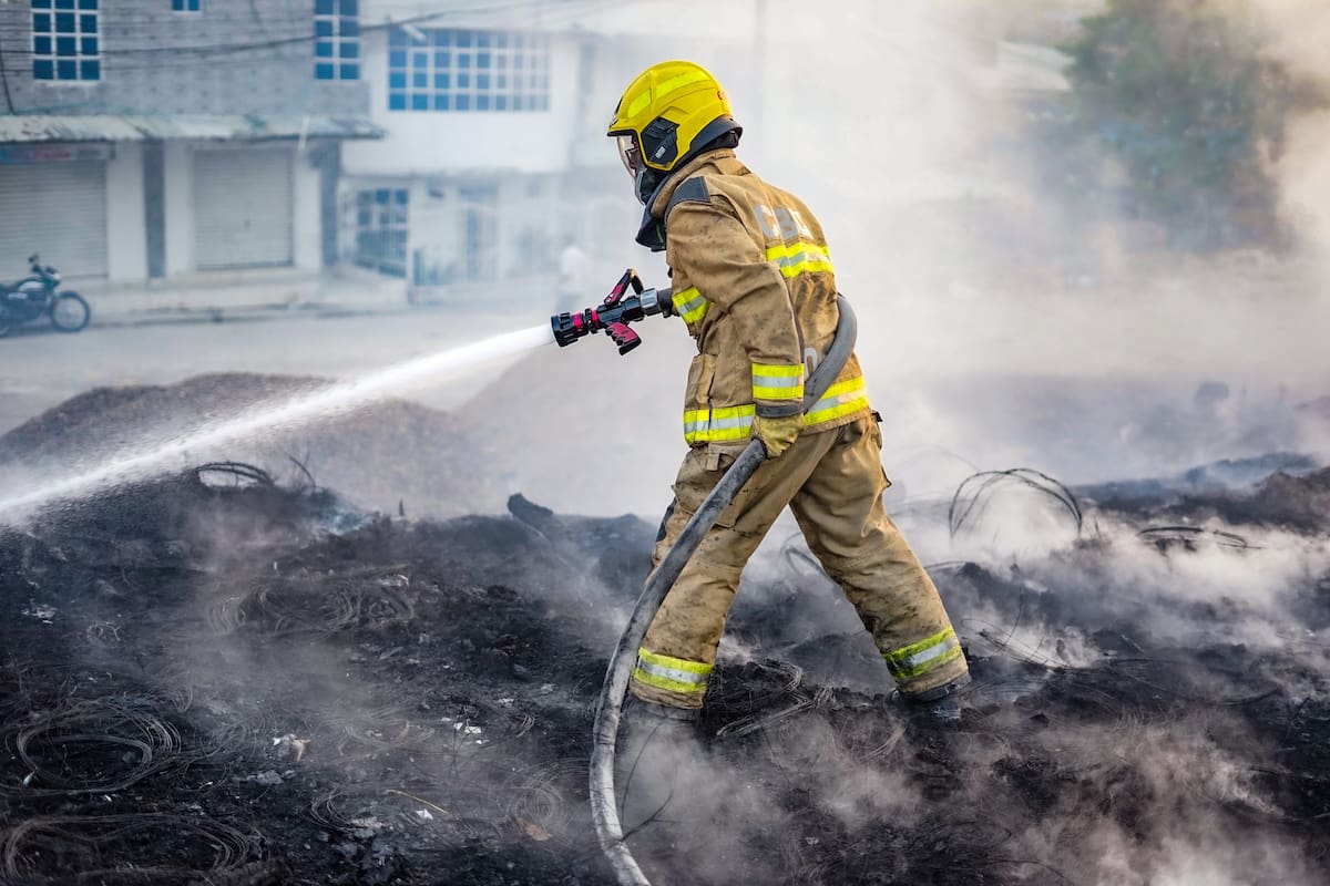 Emergencia en El Nazareno: un lote lleno de basuras se incendió
