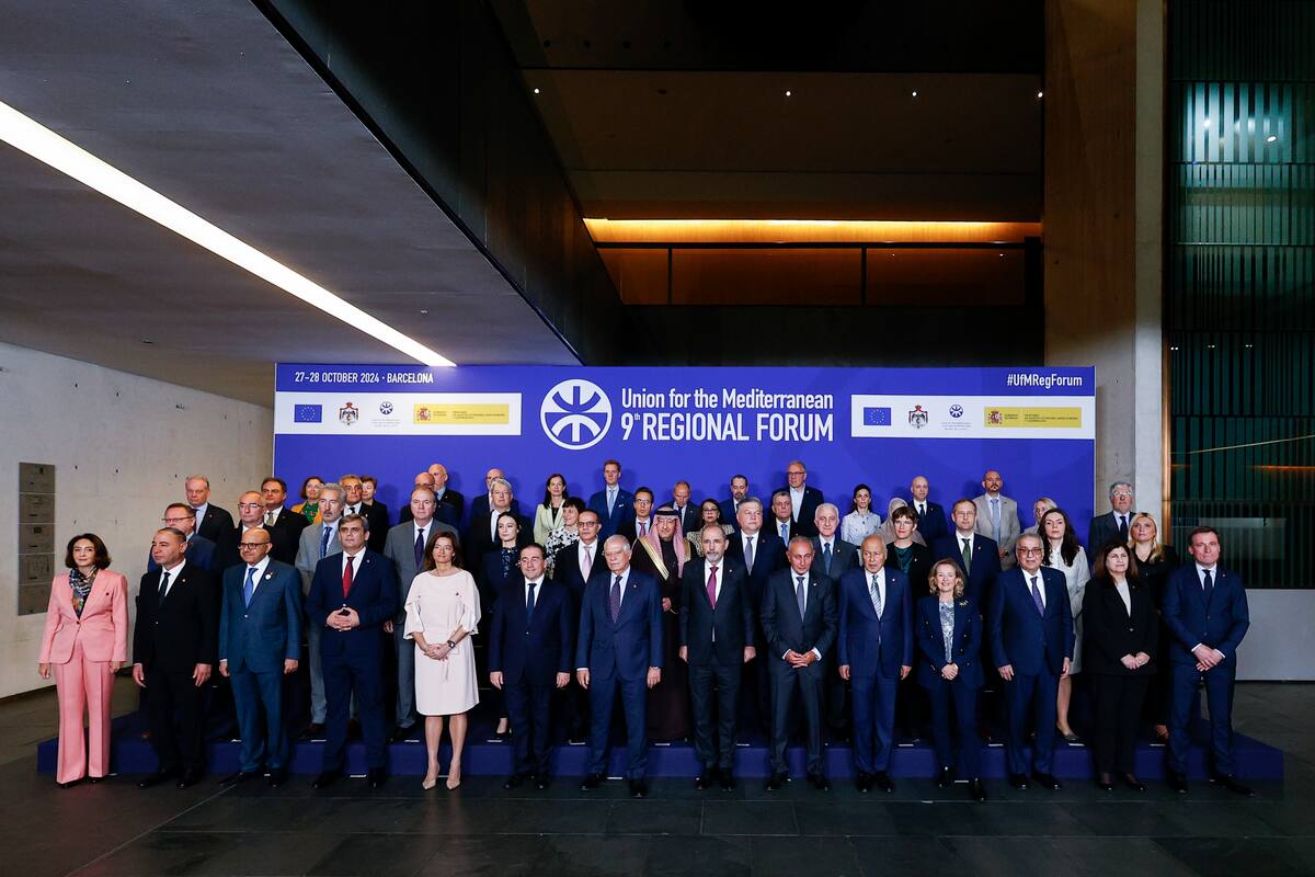 Los representantes de los países participantes en el 9º Foro Regional de la Unión por el Mediterráneo, este lunes en la ciudad española de Barcelona. EFE/ Quique García