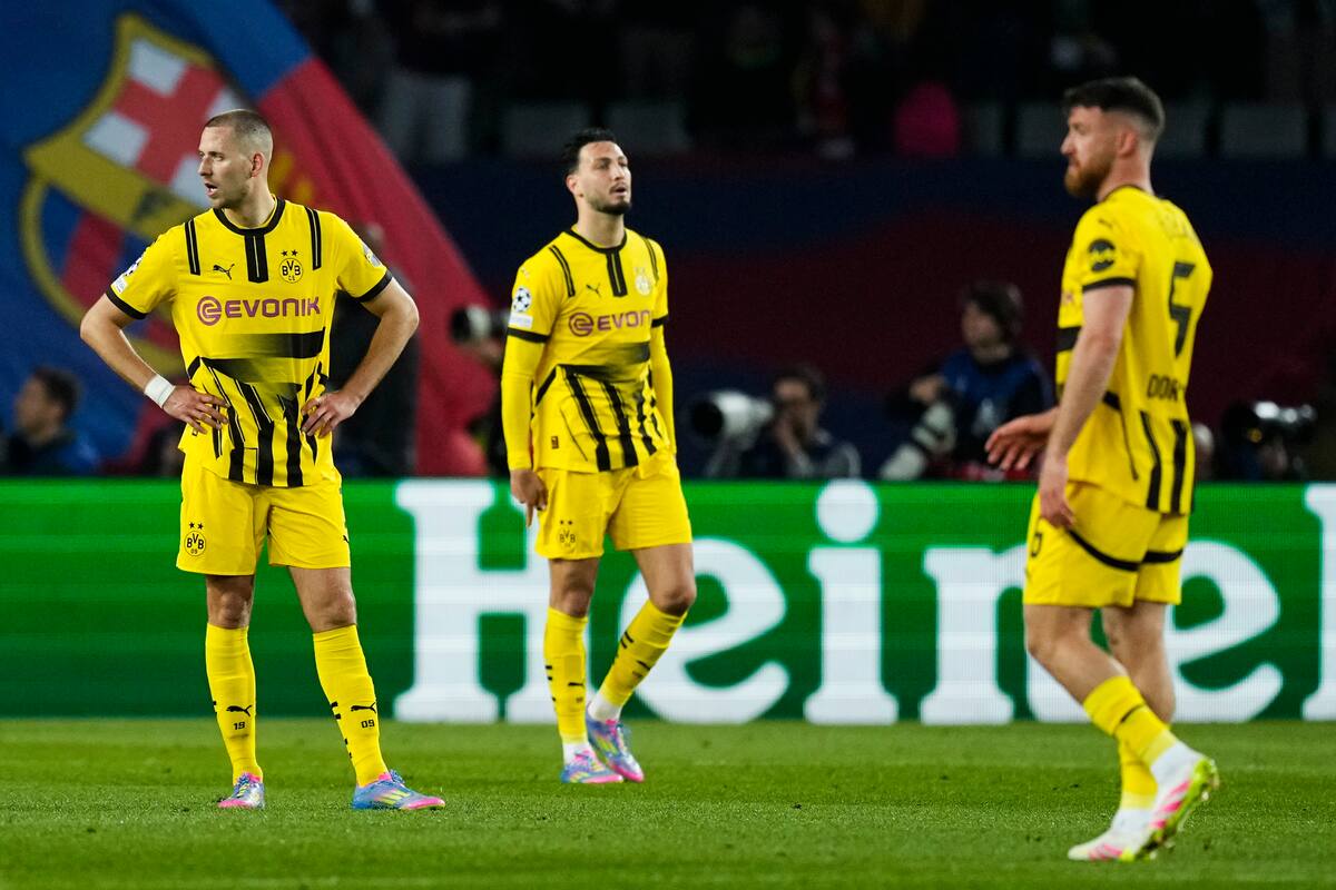 Los jugadores del Borussia tras encajar uno de los goles durante el encuentro correspondiente a la ida de los cuartos de final. //EFE