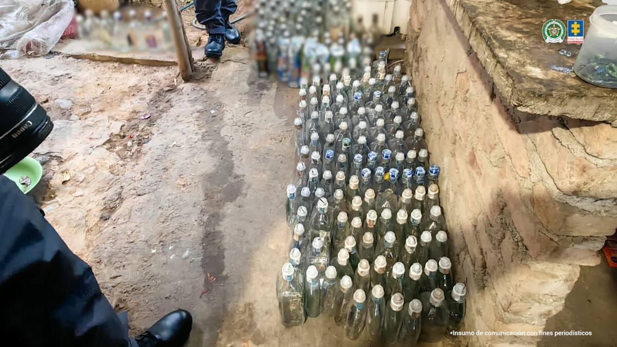 Botellas de aguardiente incautadas por la Policía Nacional. // Foto: Fiscalía General de la Nación