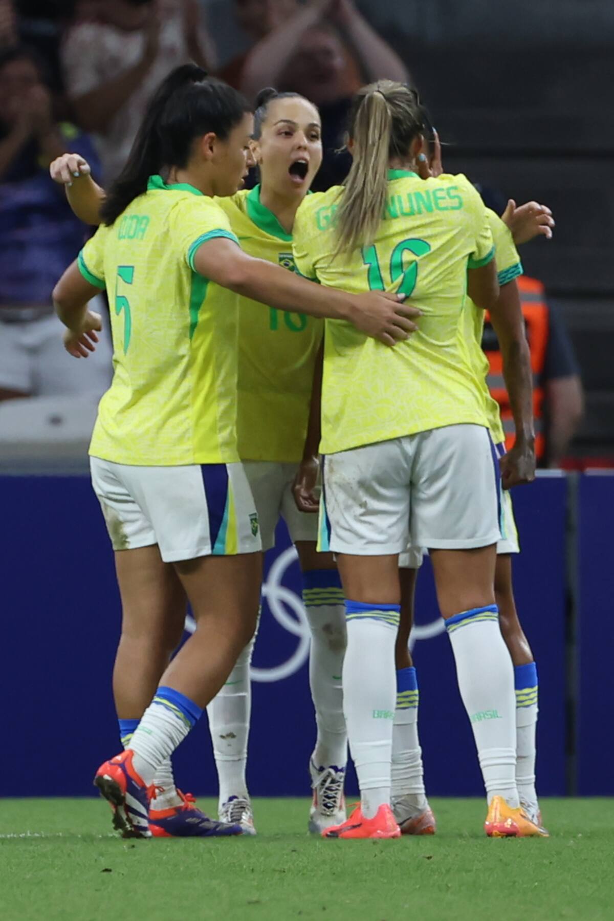 Las jugadoras de Brasil celebran el triunfo 4-2 sobre España. //EFE