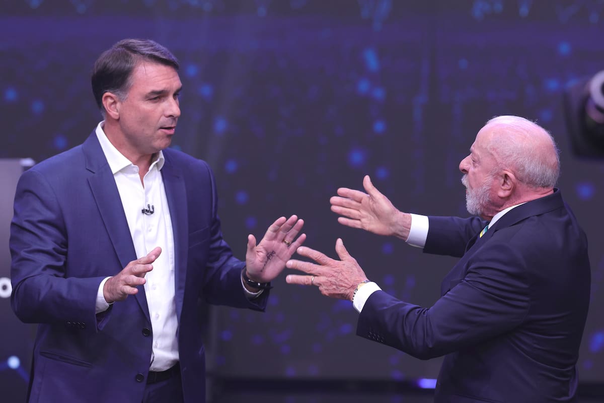 Fotografía del 18 de octubre de 2026 del presidente de Brasil y candidato a la reelección, Luiz Inácio Lula da Silva (d), y el opositor Flávio Bolsonaro discutiendo durante el primer debate de cara a la segunda vuelta de las elecciones presidenciales en Sao Paulo (Brasil). EFE/ Sebastiao Moreira