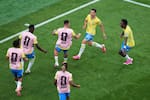 Brasil se lo ganó a Japón en la última jugada y se metió en octavos de final