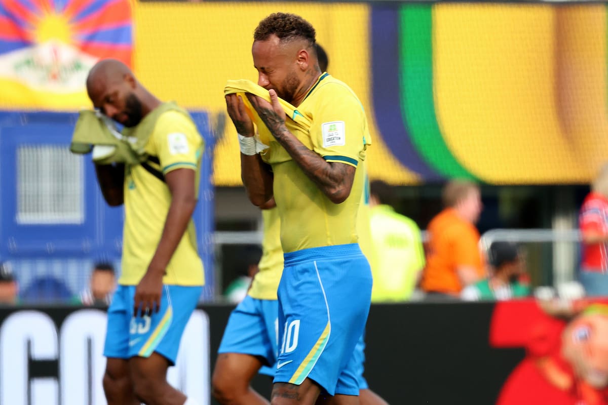 Neymar (c), de Brasil, rompió en llanto tras la eliminación de su selección del Mundial 2026. //Foto, EFE: Octavio Guzmán