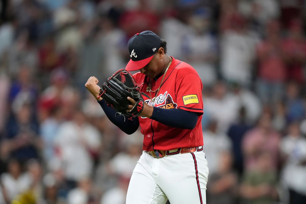 El lanzador de los Bravos de Atlanta, Didier Fuentes, reacciona durante el enfrentamiento contra los Filis de Filadelfia en la séptima entrada del tercer partido de la serie de comodines de la Liga Nacional. //Foto, AP: Brynn Anderson
