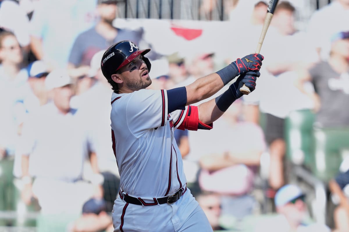 Austin Riley, de los Bravos de Atlanta, conecta un jonrón de tres carreras contra los Filis de Filadelfia en la octava entrada del primer partido de la serie de comodines de la Liga Nacional de béisbol. //Foto, AP: Brynn Anderson