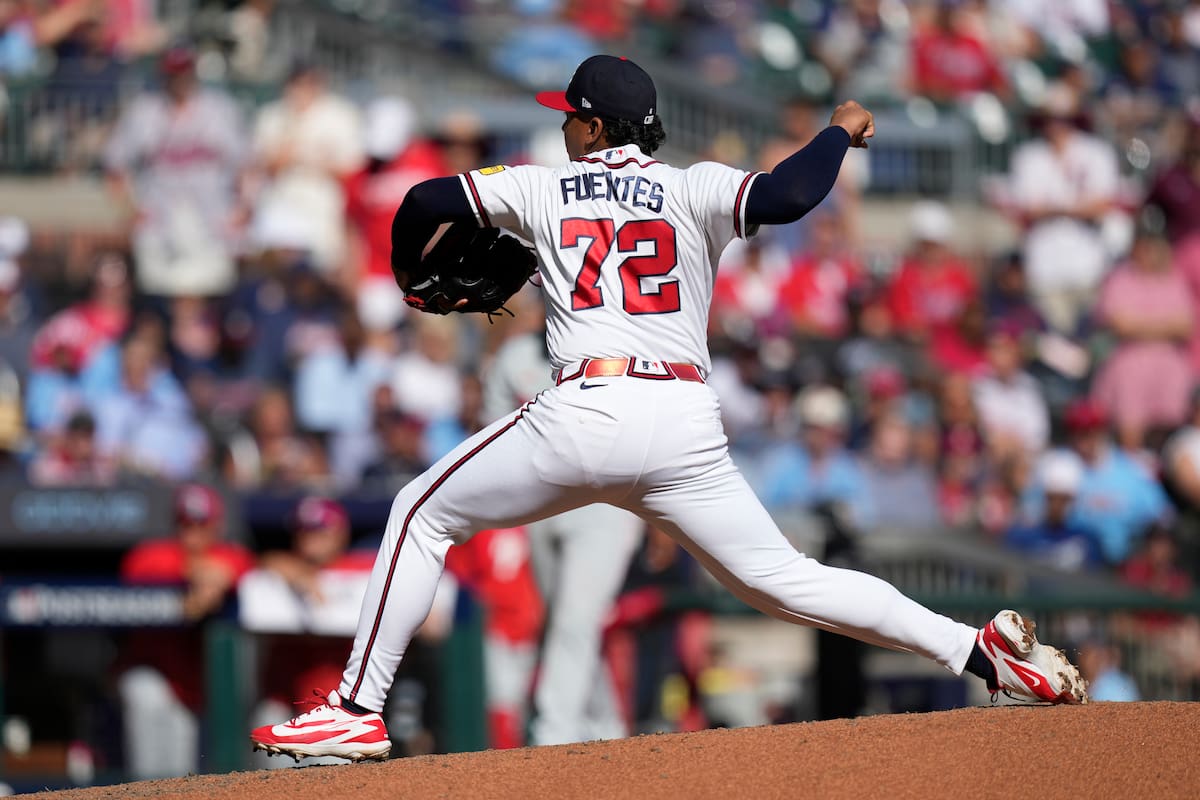 El lanzador de los Bravos de Atlanta, Didier Fuentes, realiza un lanzamiento contra los Filis de Filadelfia en la séptima entrada del primer partido de la serie de comodines de la Liga Nacional de béisbol. //Foto, AP: Brynn Anderson